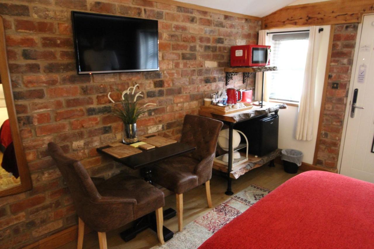 Boutique Garden Lodge @ The Larches Wolverhampton Exterior foto